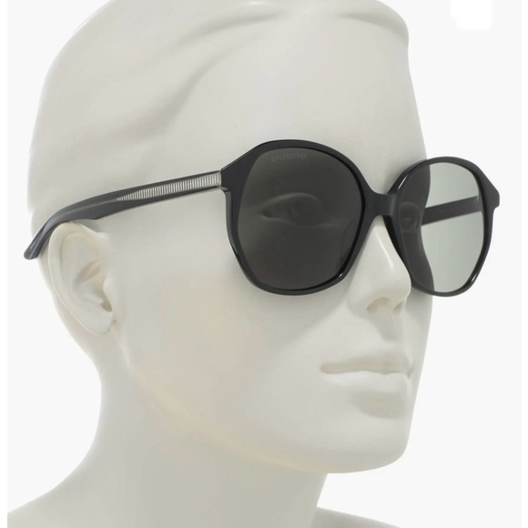 Never used or worn new. 100% authentic.
Comes with case, cards, and paperwork. - Picture 2 of 4